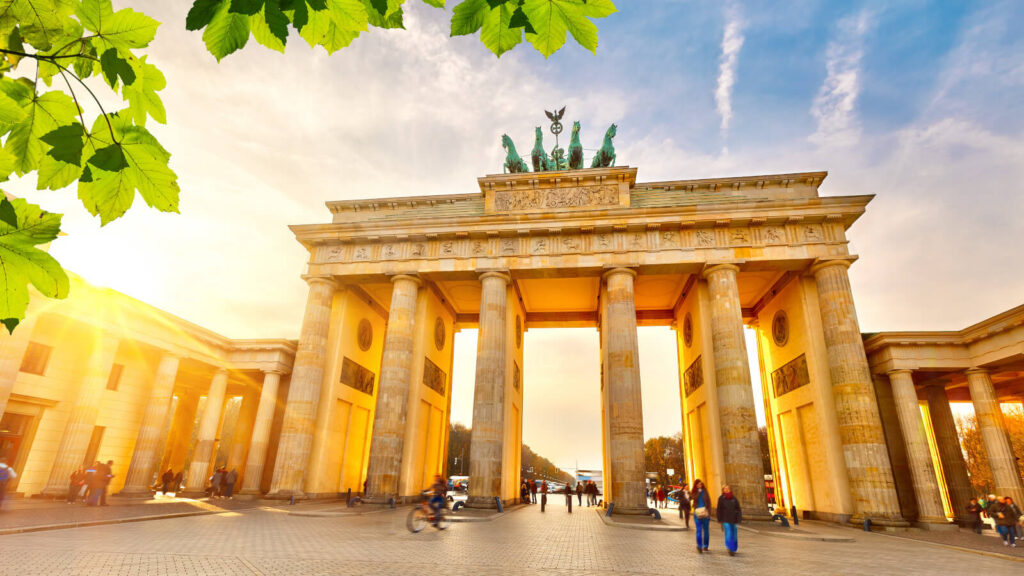 Berlin_Brandenburger_Tor_am_Pariser_Platz_im_Sonnenuntergang_Leitmotiv_German_Summer_Cities