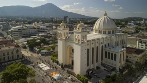 Celebra el Día del Maestro  en El Salvador